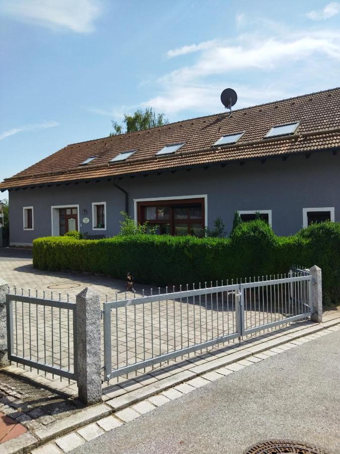 Aussergewoehnliche Atelierferienwohnung Mit Balkon An Der Donau Winzer Esterno foto