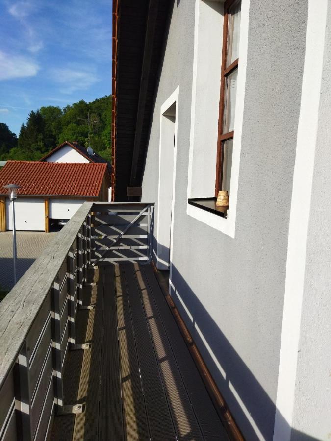 Aussergewoehnliche Atelierferienwohnung Mit Balkon An Der Donau Winzer Esterno foto
